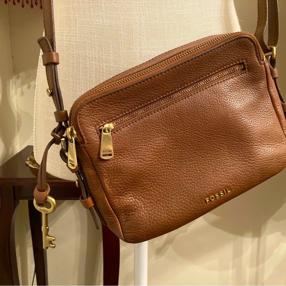 Tan leather fossil crossbody camera bag EUC soft sturdy leather and clean inside